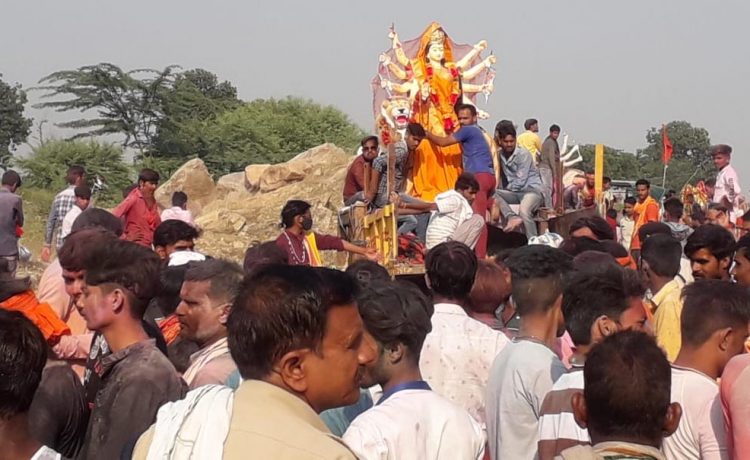 भक्तों ने नाच-गाकर मां दुर्गा को किया विदा